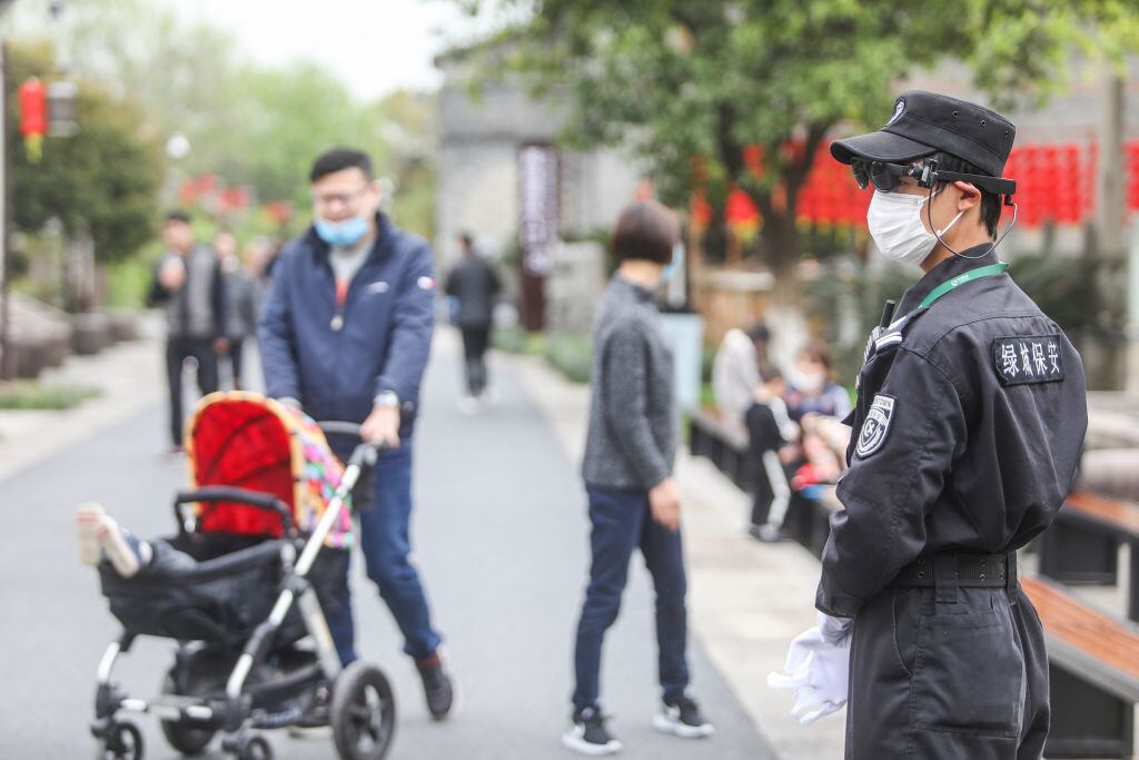 Un guardia con lentes que detectan fiebre vigila un parque en la ciudad china de Hangzhou