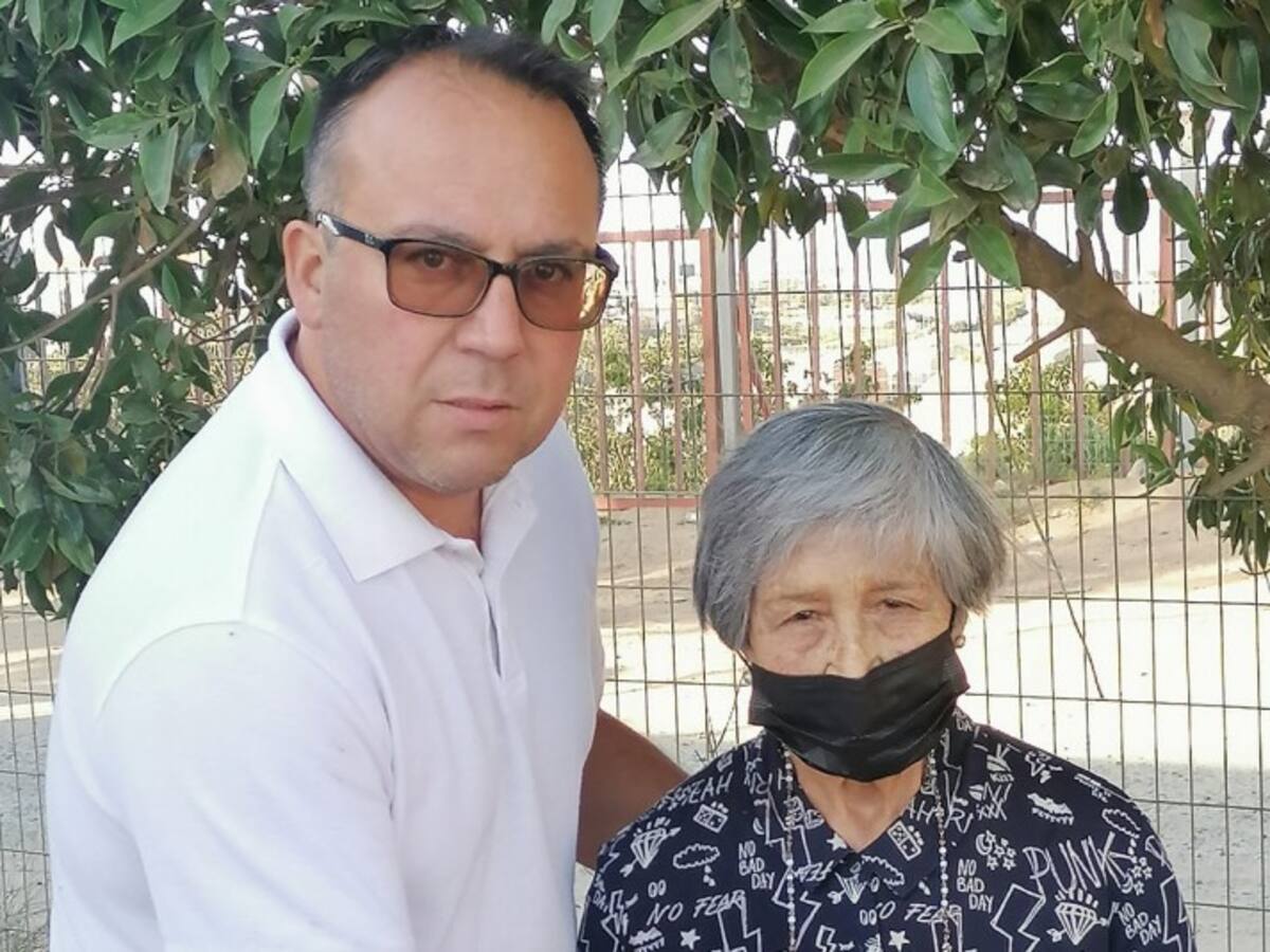¡Muy noble! Chofer de micro encontró a pensionada que había perdido dinero y documentos en Valparaíso