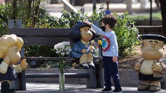 Estatua de Mafalda en Mendoza.