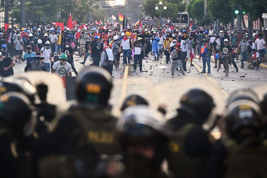 Policía corta el paso a manifestantes en la capital Lima del Perú