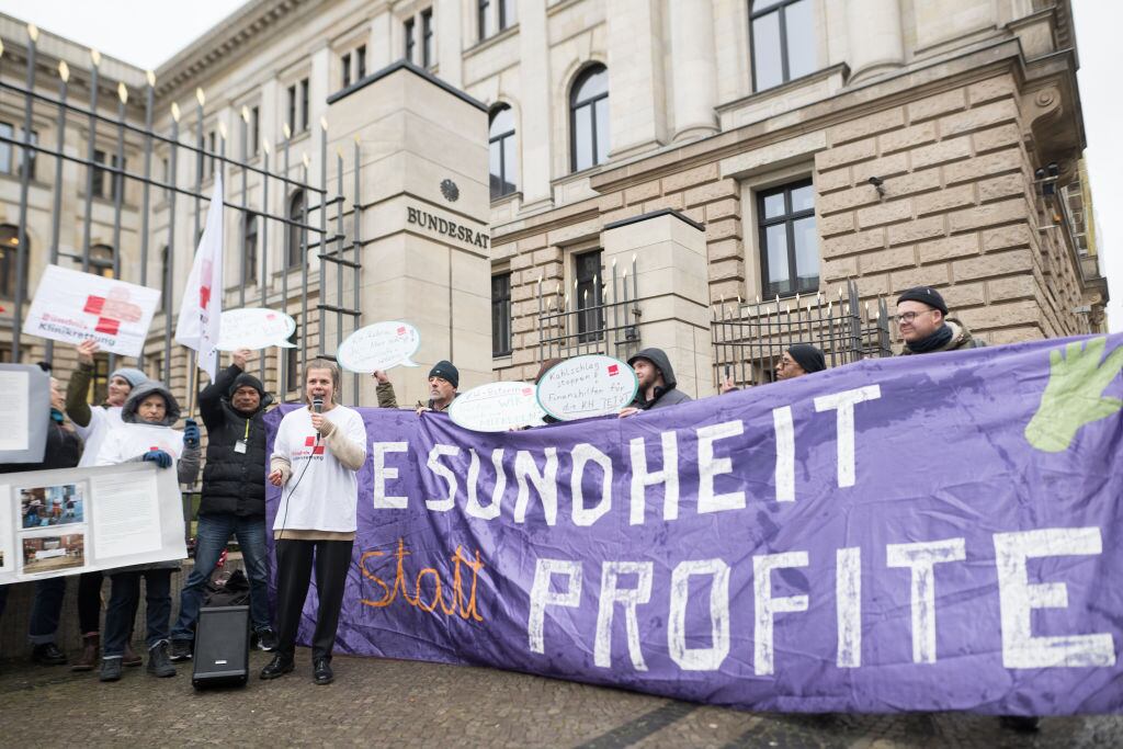 Manifestantes protestan contra la reforma sanitaria que puede disminuir el presupuesto para los hospitales en Alemania