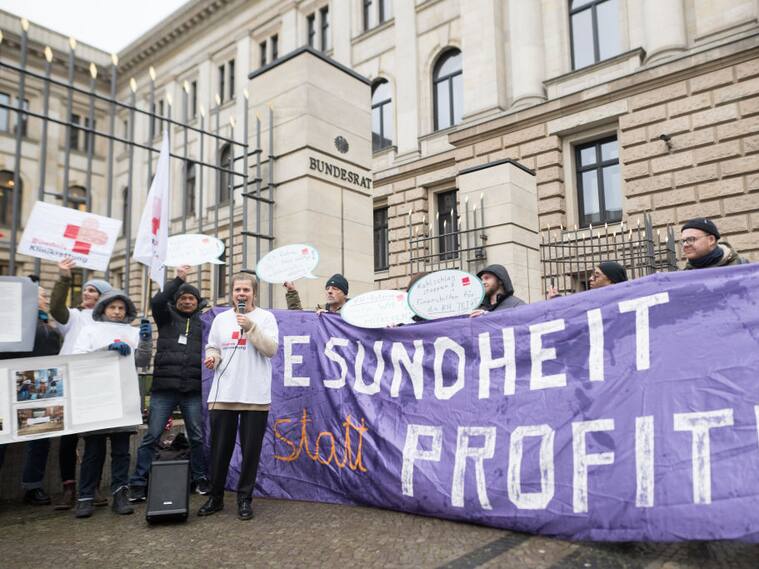 Manifestantes protestan contra la reforma sanitaria que puede disminuir el presupuesto para los hospitales en Alemania