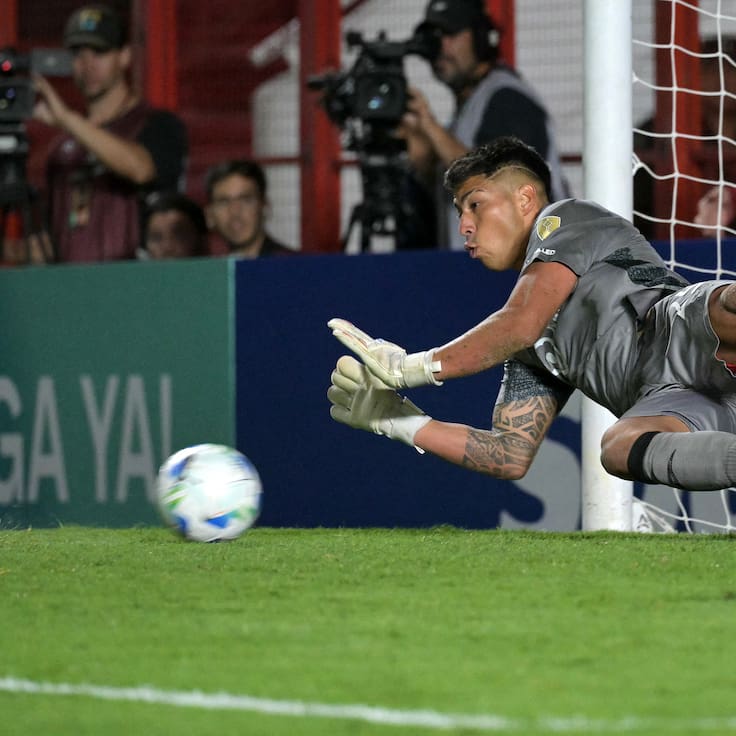 La sensacional doble atajada de Brayan Cortés que salvó a Argentinos Juniors: la catalogan como “la mejor del año”