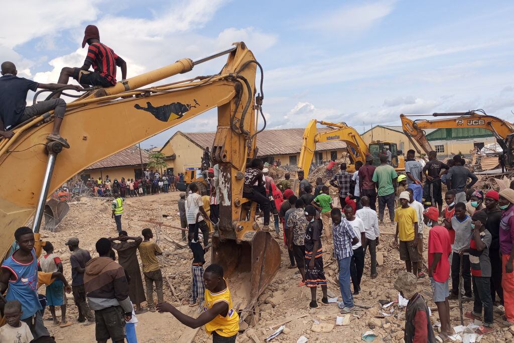 Excavadoras llegan a la escuela derrumbada en la ciudad de Jos en Nigeria.