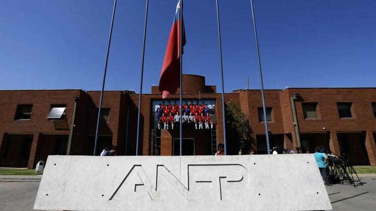 26 de Noviembre de 2019/SANTIAGO Imagenes de la sede de la ANFP, sin sus banderas de los respectivos clubes de Chile.
FOTO: CRISTOBAL ESCOBAR/AGENCIAUNO