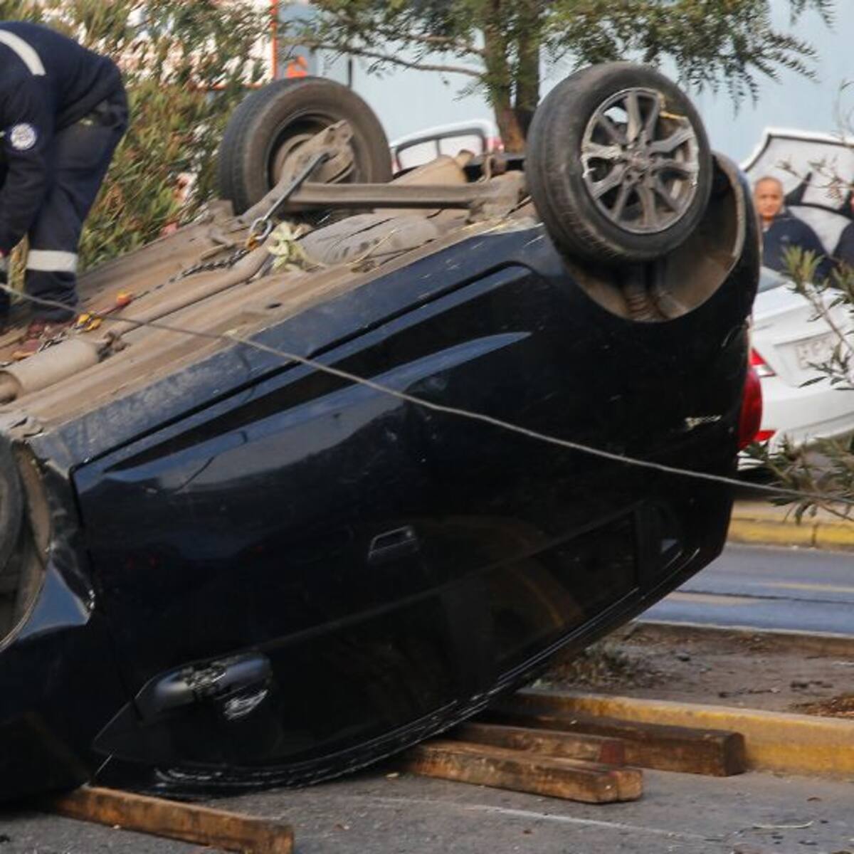 Automóvil arrasa con el antejardín de cinco casas en La Granja: una de las ocupantes salió eyectada