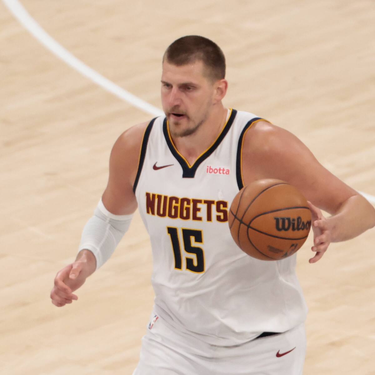 Nikola Jokić sorprende en redes sociales al ganarle una particular carrera a un tren de alta velocidad