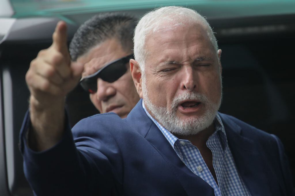 El expresidente panameño Ricardo Martinelli saliendo de los tribunales de justicia