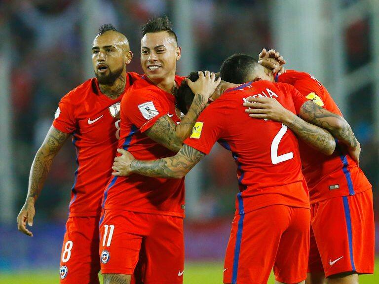 SANTIAGO, CHILE - OCTOBER 5:  Eduardo Vargas of Chile celebrates with teammates after scoring the first goal of his team during a match between Chile and Ecuador as a part of FIFA 2018 World Cup Qualifier at Monumental Stadium on October 5, 2017, in Santiago, Chile. (Photo by Esteban Garay/Getty Images)
