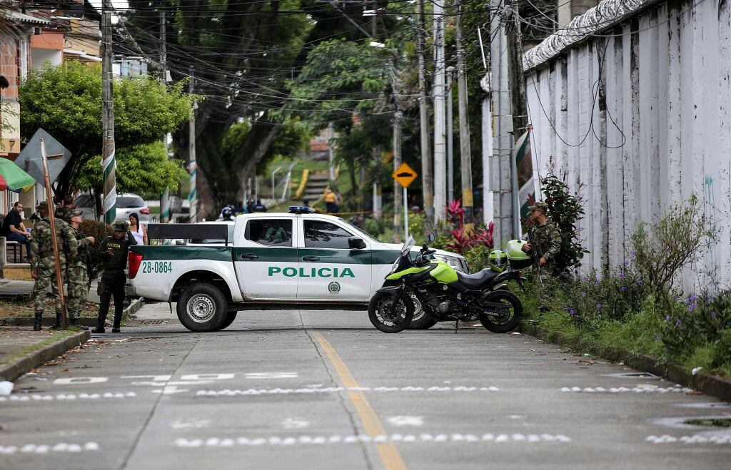 Policías se mantienen en las afueras de una prisión en Colombia