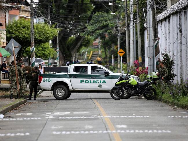 Policías se mantienen en las afueras de una prisión en Colombia