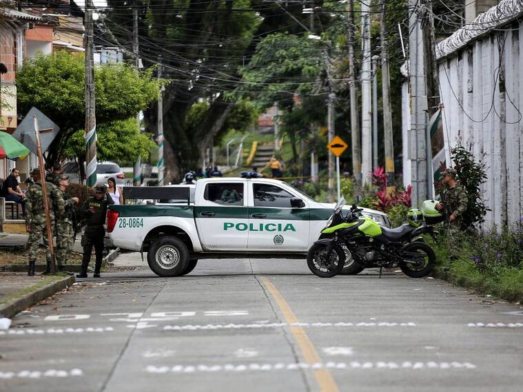 Policías se mantienen en las afueras de una prisión en Colombia