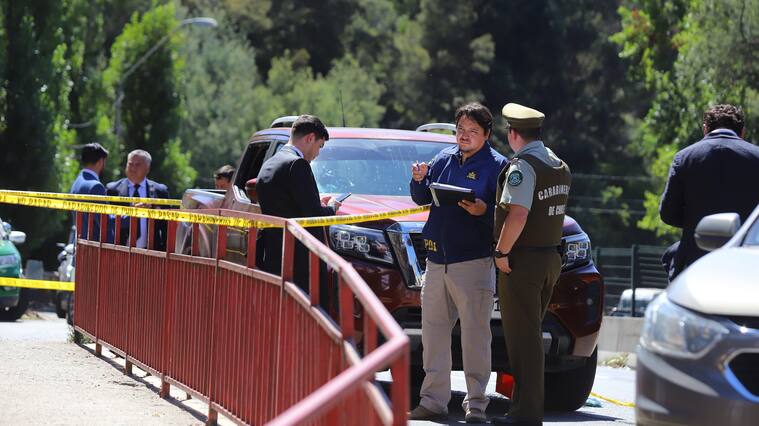 15 DE MARZO DE 2023/VALPARAISOUna persona resulto fallecida luego de recibir gran cantidad de disparos percutados desde otro vehículo, en la Av Santos Ossa a la altura del Colegio Las Acacias.
FOTO: MANUEL LEMA OLGUIN/AGENCIAUNO