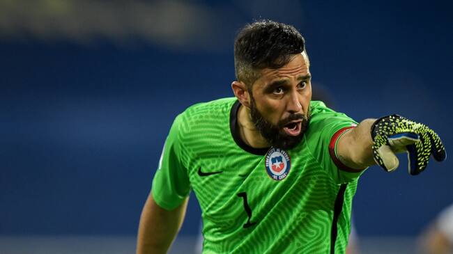 Óscar Wirth: "Los arqueros que tiene Chile están un poco distantes de la capacidad futbolística de Claudio Bravo"