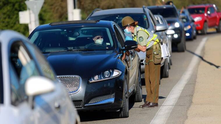 9 de Octubre del 2020/ SANTIAGO
, durante Cordón sanitario en Ruta 68 por fin de semana largo que empezó a regir a las 6 de la tarde en la tenencia de carretera de Curacavi, en medio de la pandemia de COVID-19.
Fotos: JOSE FRANCISCO ZUÑIGA/ AGENCIAUNO