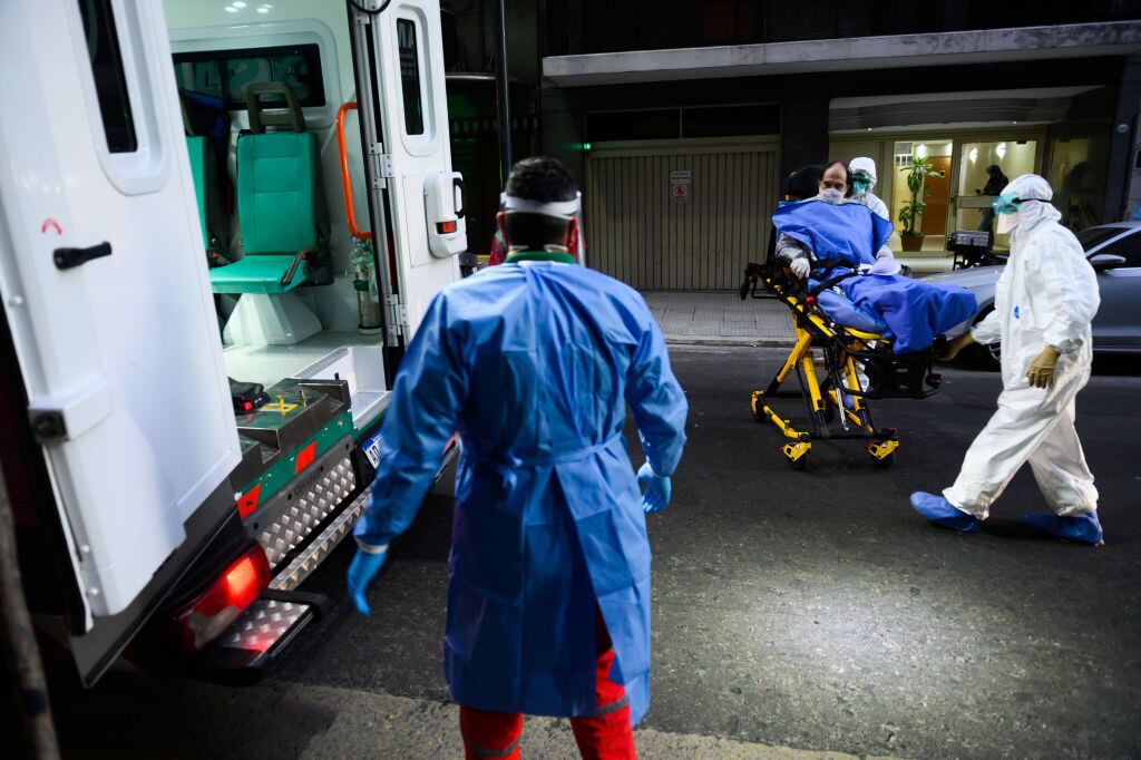 Trabajadores de la salud atienden a un paciente en Buenos Aires