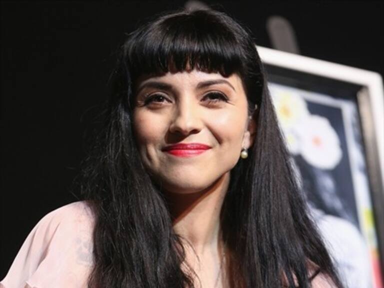 Mon Laferte interrumpe gira por complicaciones de salud