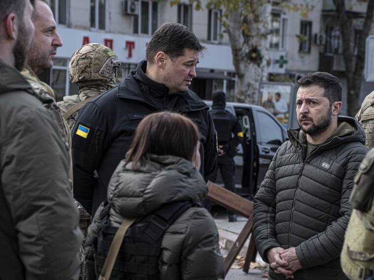 El presidente de Ucrania Volodimir Zelenski en su visita a Jersón