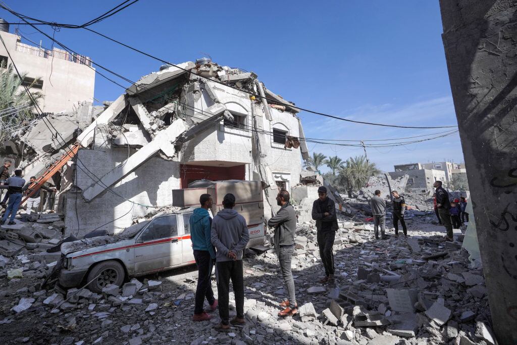 Unos hombres observan la destrucción de viviendas que dejan los ataques de las fuerzas de Israel sobre la Franja de Gaza en Palestina.