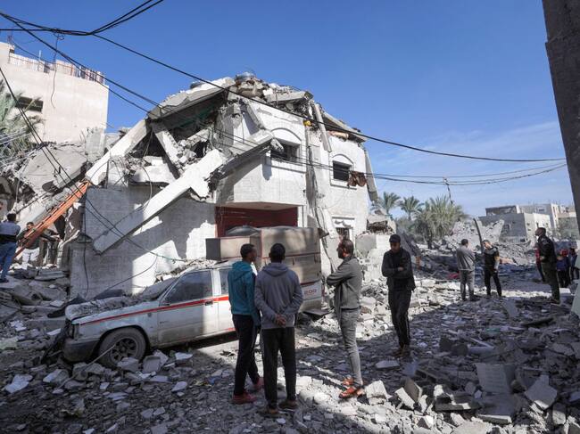 Unos hombres observan la destrucción de viviendas que dejan los ataques de las fuerzas de Israel sobre la Franja de Gaza en Palestina.