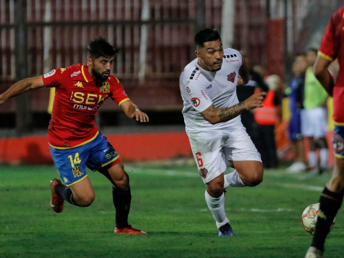 Lorenzo Reyes enfurece a los hinchas de Unión Española por feo gesto tras ser expulsado en el Santa Laura
