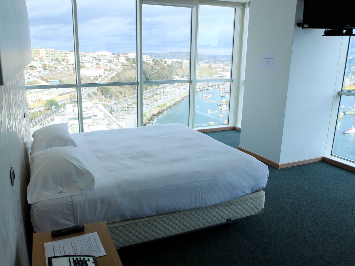 Gremio hotelero advierte impacto en turismo: reservas bajarían hasta 25% esta Semana Santa por aumento en bencinas