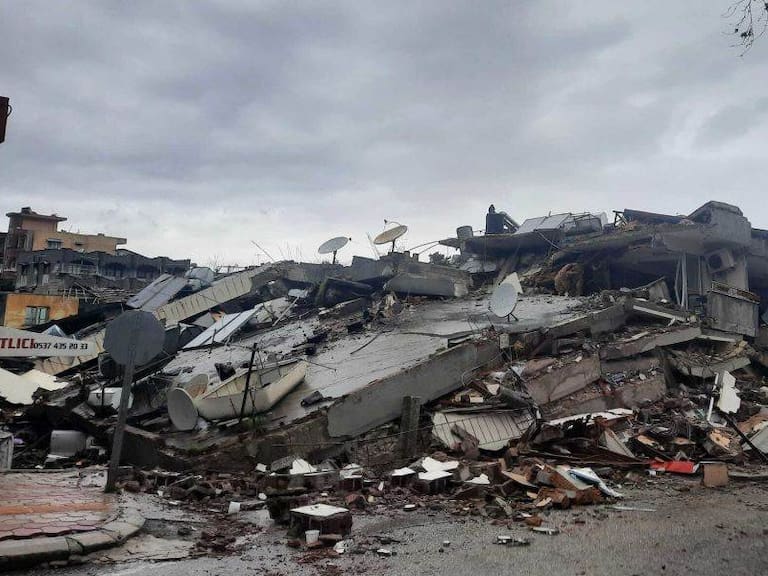 Las devastadoras imágenes que deja el terremoto de magnitud 7,8 en Turquía y Siria