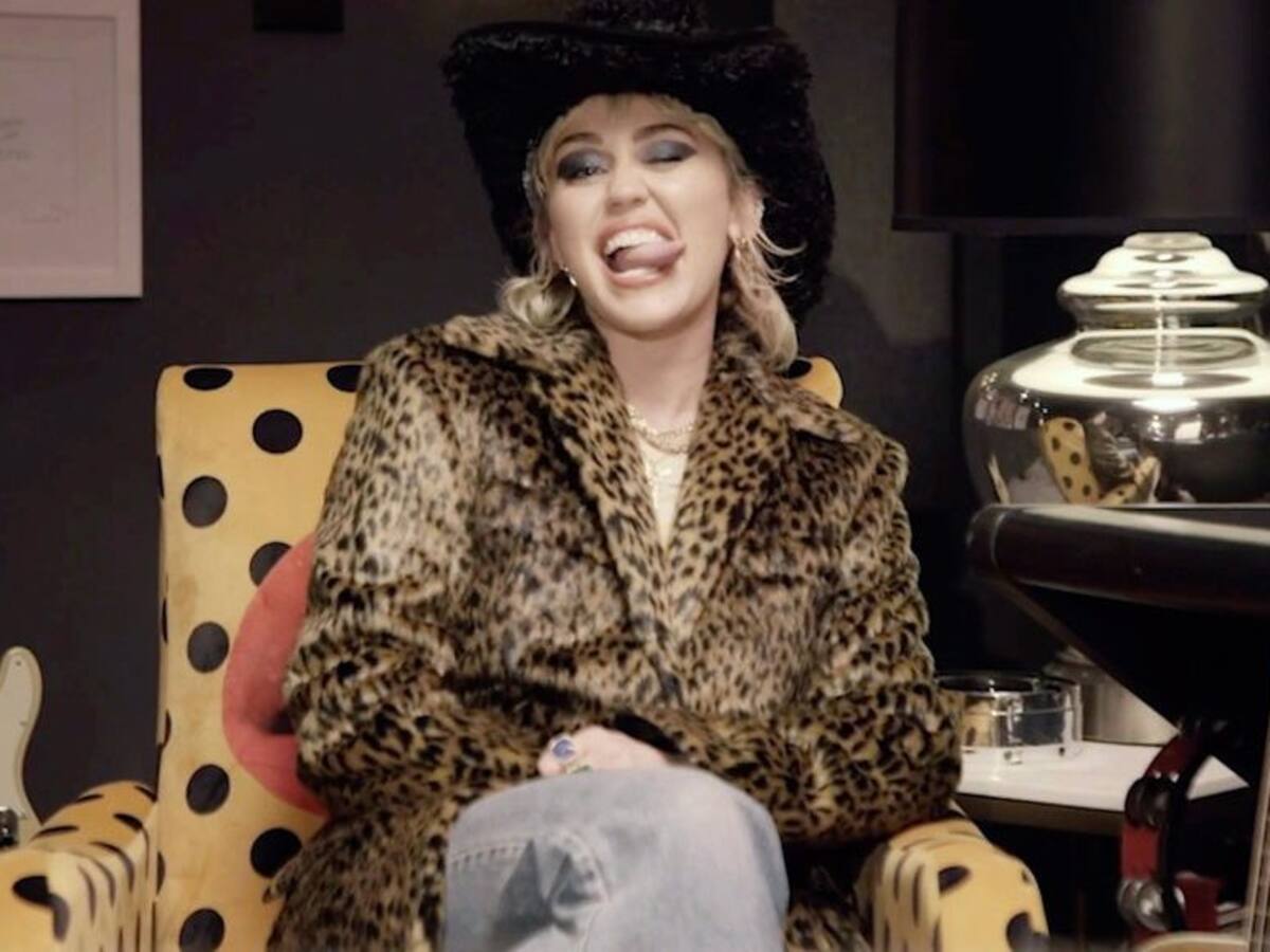 Miley Cyrus reveló algunas de sus fantasías con personajes famosos en radio británica