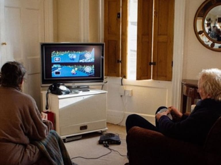 Matrimonio decide quién prepara el té jugando Mario Kart en Nintendo 64