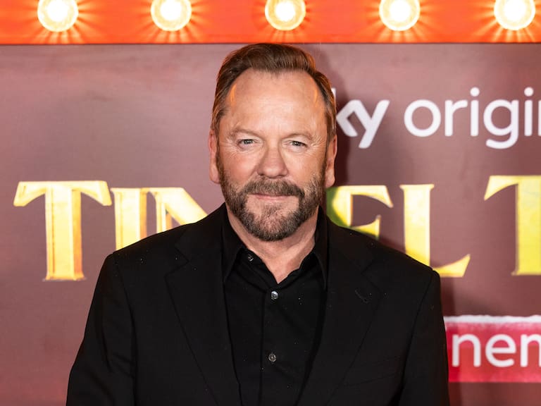 Arrestan a Kiefer Sutherland por presunta amenaza de muerte a conductor de Uber