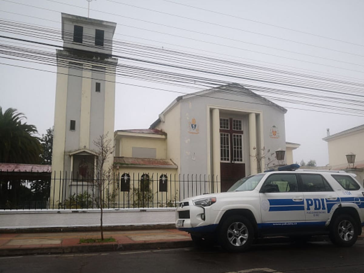 Intentó dialogar con los asaltantes: apuñalan a sacerdote durante violento robo en parroquia de Talca