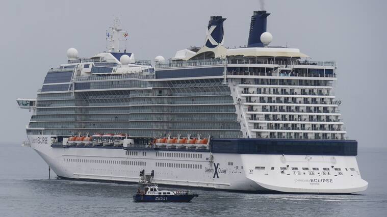 17 DE MARZO DE 2020/VALPARAISOCrucero Eclipse espera en las costas de la V región, pasajeros chilenos serán bajados por embarcaciones menor hacia el VTP en el contexto del cierre de fronteras con el paso a Fase 4 por el Covid-19.
FOTO: SANTIAGO MORALES/AGENCIAUNO