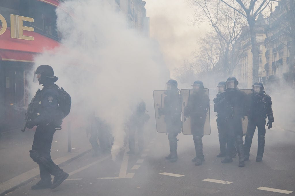 Policías reprime marcha contra la reforma de pensiones en Francia