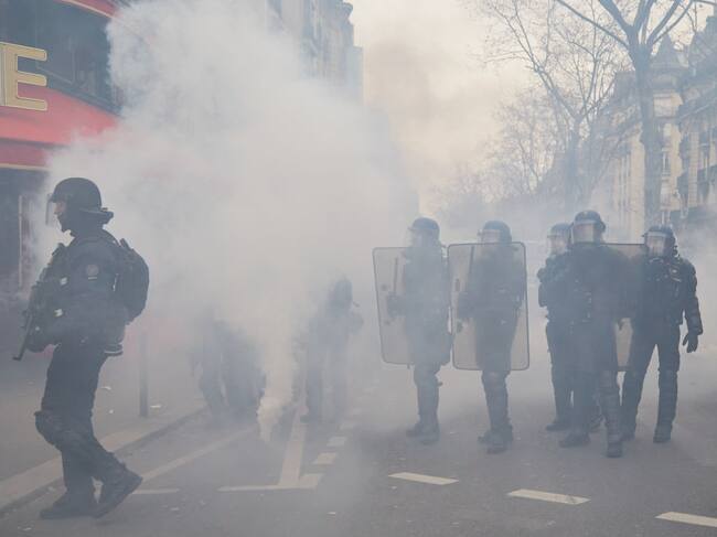 Policías reprime marcha contra la reforma de pensiones en Francia
