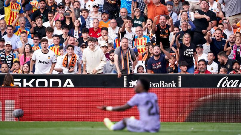 Llegó hasta las lágrimas: TV española revela detalles del episodio racista que sufrió Vinicius en estadio del Valencia