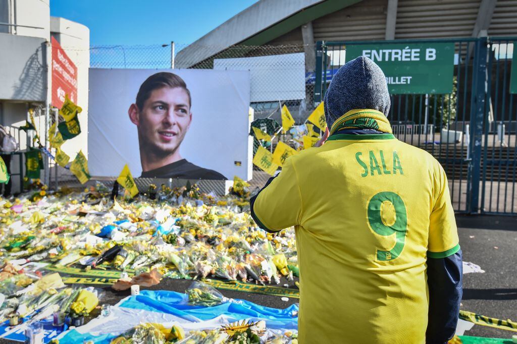 Hinchas de Nantes homenajean al fallecido futbolista Emiliano Sala