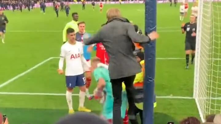 Tottenham busca aplicar duro castigo para hincha que lanzó una patada contra el arquero del Arsenal