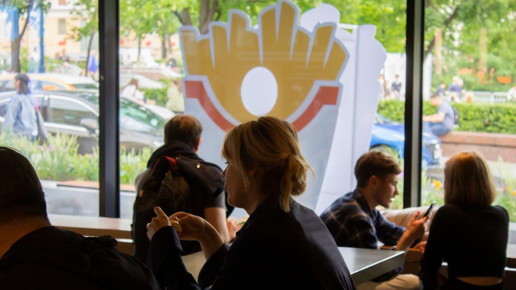 MOSCOW, RUSSIA - 2022/06/17: People dine at the McDonalds substitute in Moscow. A Russian businessman launched the new brand after the fast-food giant closed all of its restaurants in Russia. (Photo by Vlad Karkov/SOPA Images/LightRocket via Getty Images)