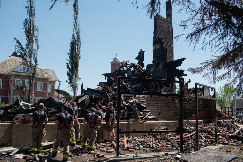 Bomberos limpian una iglesia católica quemada en Morinville