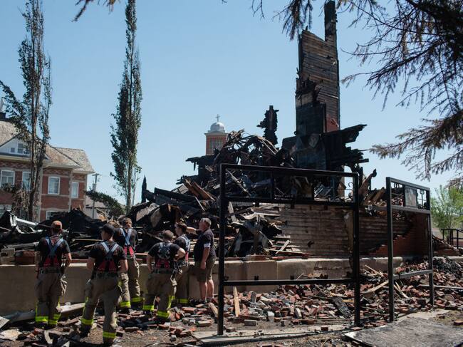 Bomberos limpian una iglesia católica quemada en Morinville
