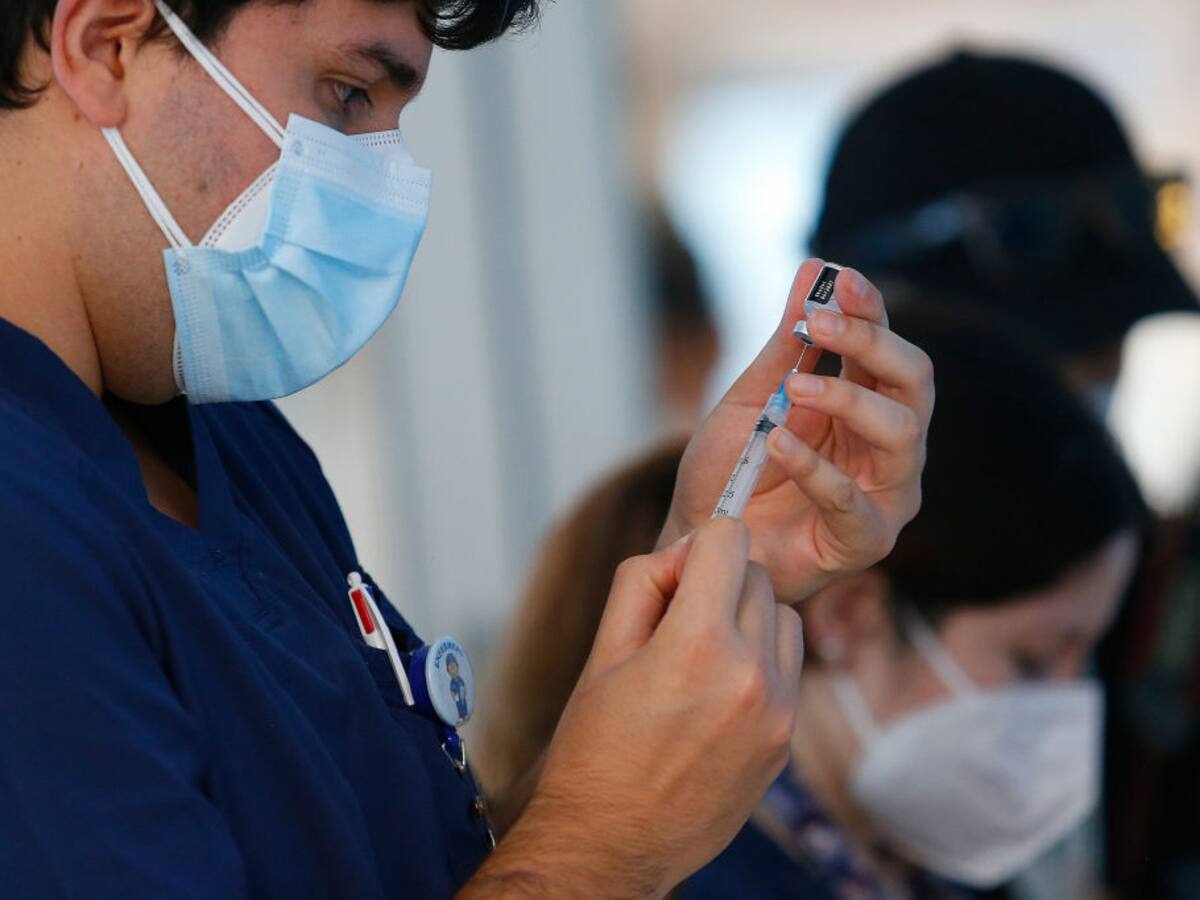 Estudio asegura que el 34% de los chilenos sí se pondría la vacuna contra el coronavirus