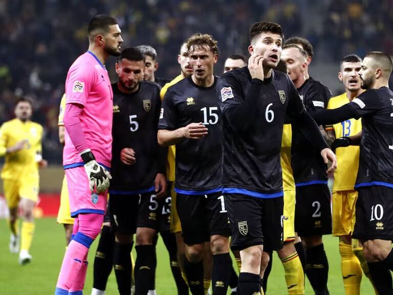 Insólito: jugadores de Kosovo abandonan el partido contra Rumania luego que les gritaran “serbios”