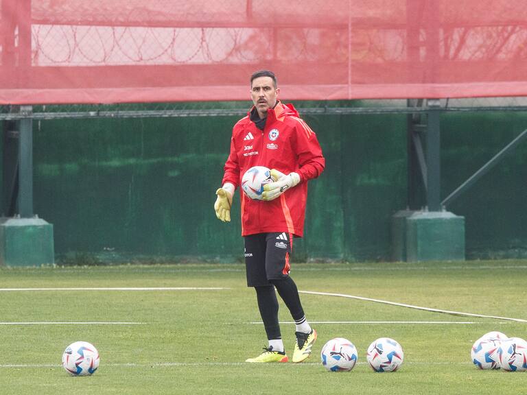 Claudio Bravo se lesiona ante Paraguay y enciende las alarmas de cara a Copa América