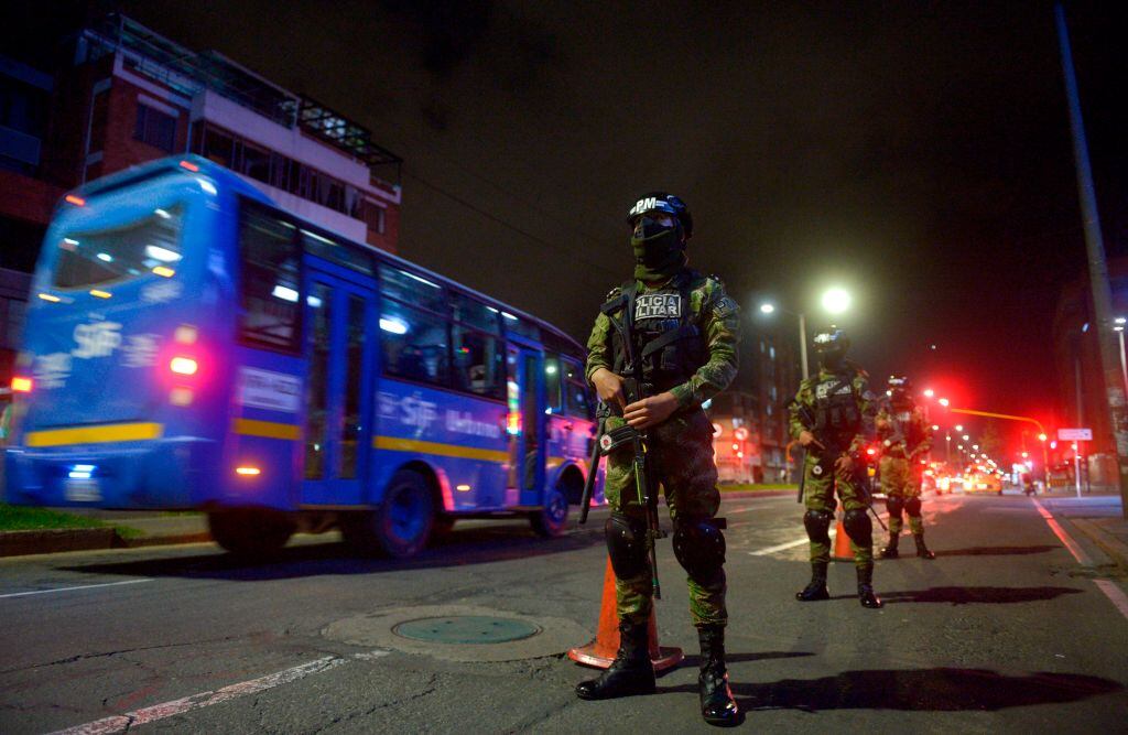 La policía vigila el cumplimiento de los bloqueos en Colombia