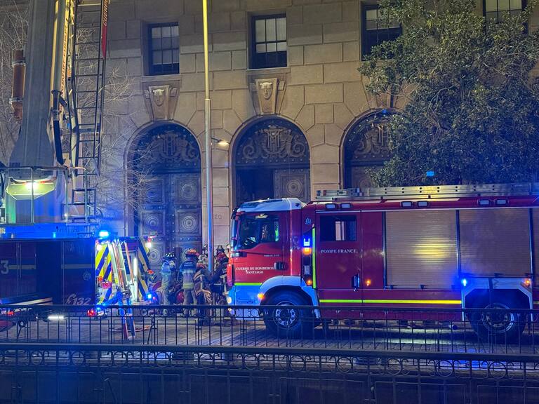 Reportan incendio en sala eléctrica del Ministerio de Hacienda en Santiago