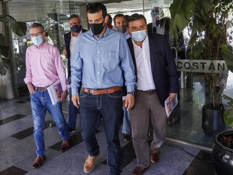 8 de noviembre del 2020/SANTIAGOEl ministro del Interior, Rodrigo Delgado, se retira de la reunion con alcalde agrupados en la AMUCH, junto al alcalde Joaquin Lavin, y el alcalde Mario Olavarria, donde dieron a conocer la propuesta "Un Nuevo Municipio para Chile", que busca ser incluida en el proceso constituyente.
FOTO: SEBASTIAN BELTRAN GAETE/AGENCIAUNO