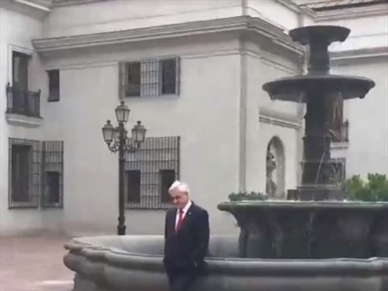 Presidente Sebastián Piñera se tomó fotos en La Moneda mientras se reunía masiva marcha en Santiago