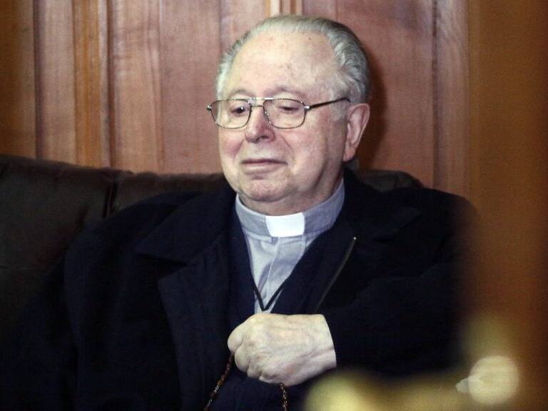 11 de Noviembre de 2015/SANTIAGO El sacerdote Fernando Karadima llega hasta el palacio de Tribunales para ser entrevistado como testigo en la demanda civil contra el Arzobispado
FOTO: FRANCISCO CASTILLO D./AGENCIAUNO