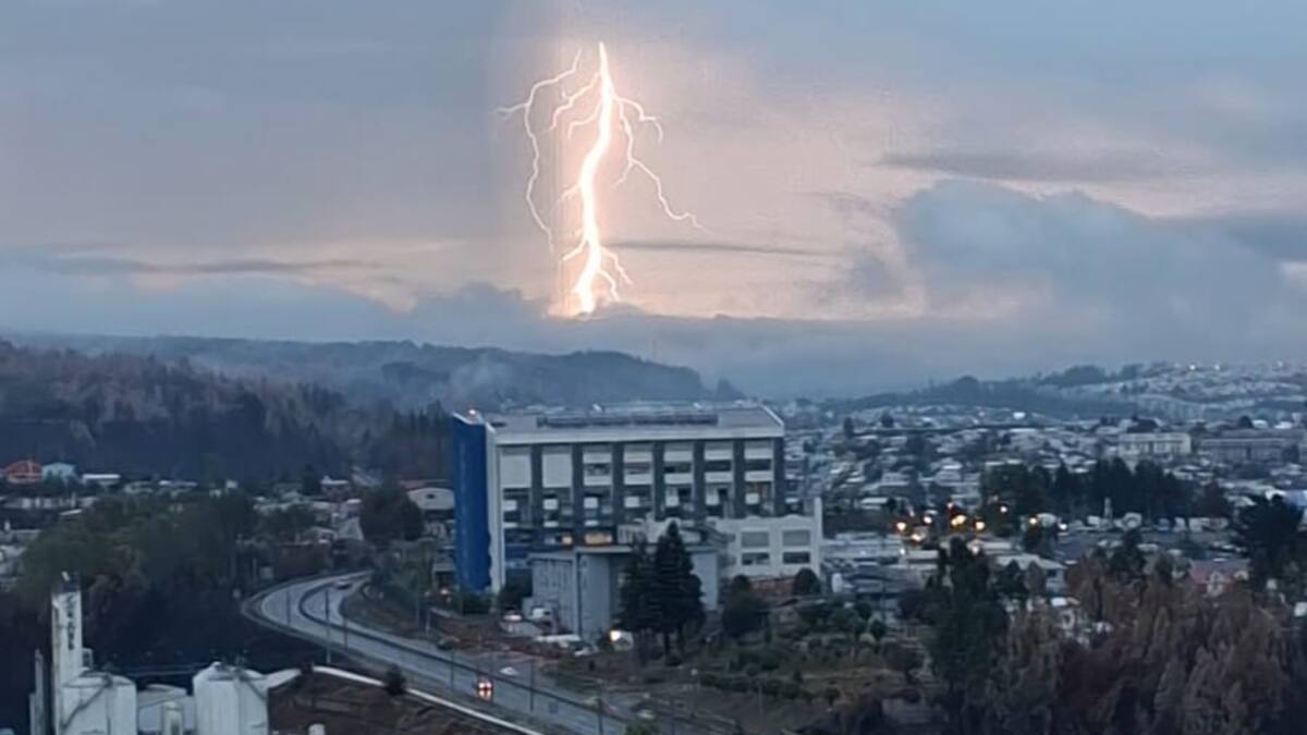Tormenta eléctrica, granizos y fuertes lluvias afectan a Lirquén en medio de la reconstrucción por incendios