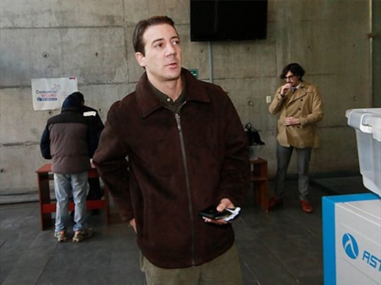 Camilo Castaldi fue formalizado por receptación de la guitarra robada a Javiera Mena